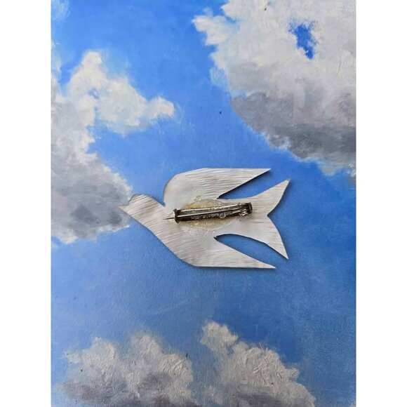 Carved Mother of Pearl Dove Brooch: Vintage White Shell Bird Pin - Picture 5 of 7